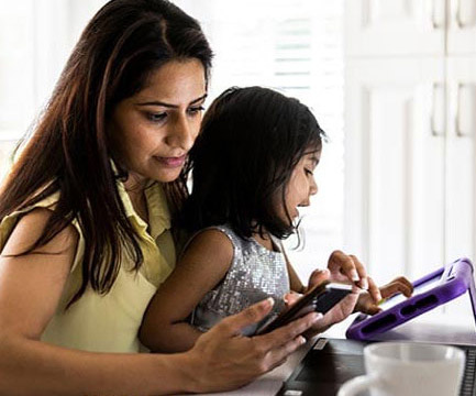 Open scheduling image with a mother and daughter